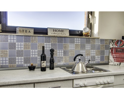 Keukenscène met tegels, kookplaat en keukengerei