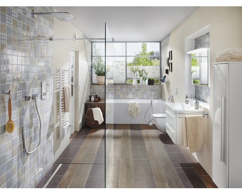 Badkamer met douche, bad, wastafel en toilet in helder design