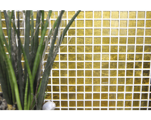 Goudkleurige mozaïektegels met planten