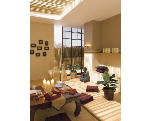 Aziatisch ingerichte kamer met tafel, zitkussens en Boeddhabeeld.