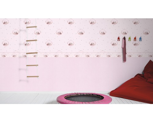 Roze kinderkamer met behang, klimrek, trampoline en zitzak