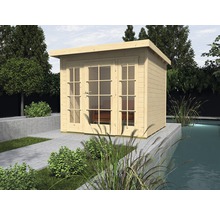 Houten tuinhuis met glazen deuren en plat dak in een tuin