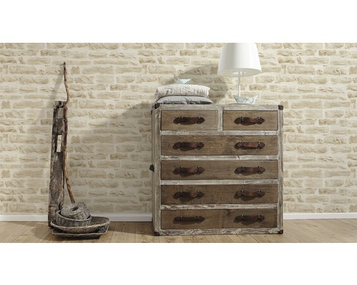 Ladekast met zes lades, lamp en decoratieve manden voor een bakstenen muur