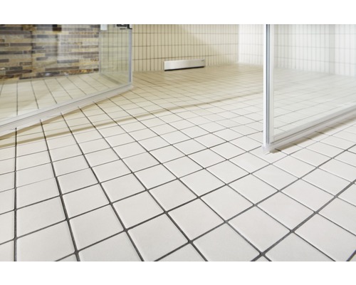 Badkamer met vierkante vloertegels en douchecabine