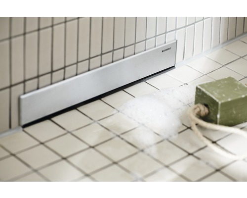 Inloopdouchegoot met Geberit logo in de badkamer.