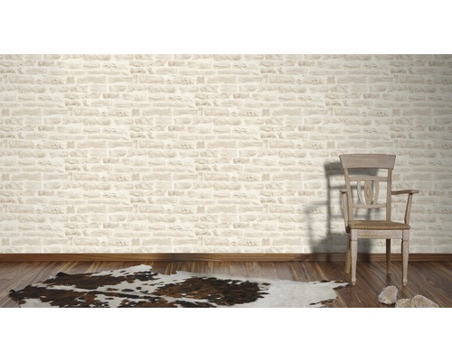 Woonkamer met bakstenen behang, houten stoel en vloerkleed