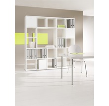 Witte kast met vakken voor het opbergen van ordners en boeken in een kantoor.