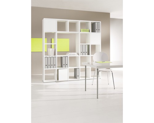 Witte kast met vakken voor het opbergen van ordners en boeken in een kantoor.