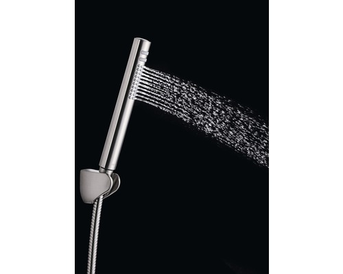 Handdouche met douchestraal in werking