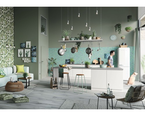 Lichte woonkamer met woongedeelte en keukengedeelte met kookeiland, krukken en decoratie