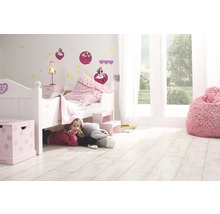 Kinderkamer met bed, nachtkastje, speelgoedkist en meisje onder het bed