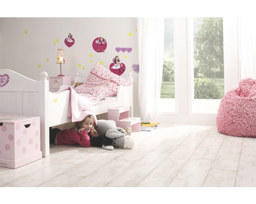 Kinderkamer met bed, nachtkastje, speelgoedkist en meisje onder het bed