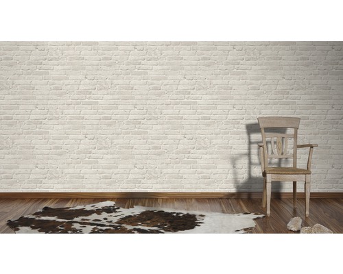 Lichte kamer met bakstenen muur, houten vloer, tapijt en stoel