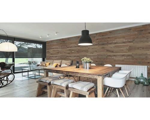 Woonkamer met houten wand, eettafel, stoelen en raam met rolgordijn