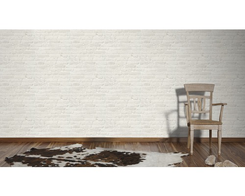 Decoratief interieur met bakstenen muur, houten vloer, vloerkleed en stoel