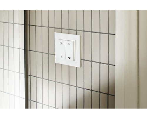 Schakelaar voor rolluikbediening aan een muur