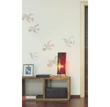 Decoratief interieur met muurstickers, vloerlamp en houten plank