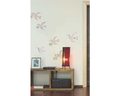 Decoratief interieur met muurstickers, vloerlamp en houten plank