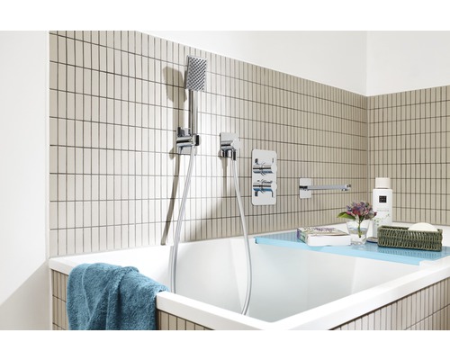 Badkamer met bad, douchekop en armaturen