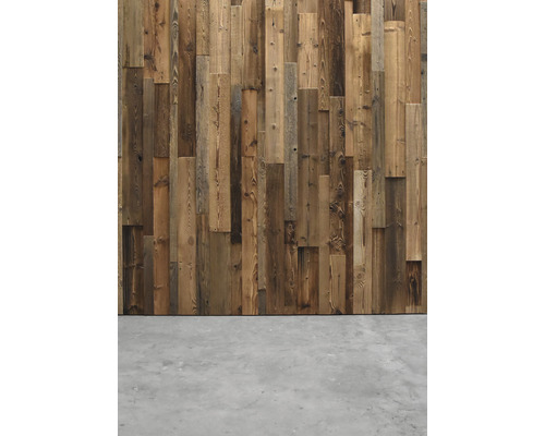 Houten bekleding met onregelmatige planken aan een muur.