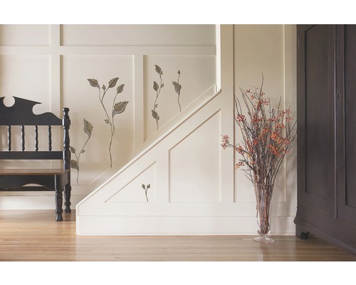 Hal met bank, trap en bloemenvaas