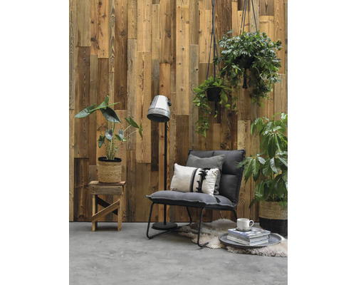 Woonkamer met houten lambrisering, fauteuil, vloerlamp en planten