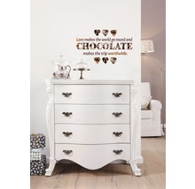 Muursticker met chocoladehartmotief boven witte commode