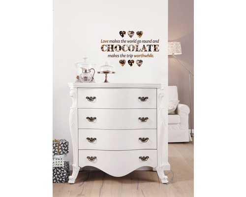 Muursticker met chocoladehartmotief boven witte commode