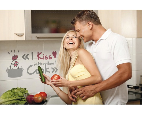 Koppel in keuken met muursticker en groenten