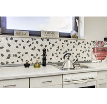 Keukenscène met fornuis, mozaïektegels en decoraties