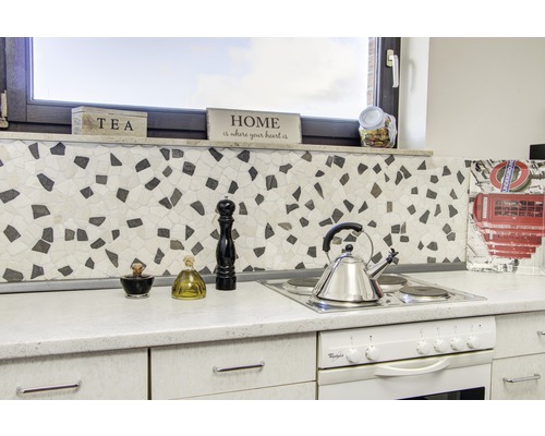 Keukenscène met fornuis, mozaïektegels en decoraties