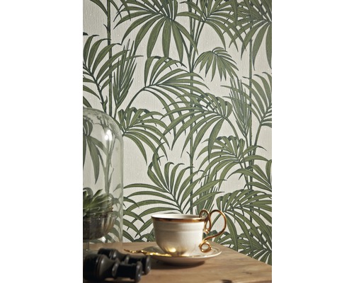 Scene met behang met patroon, theekop en decoratie