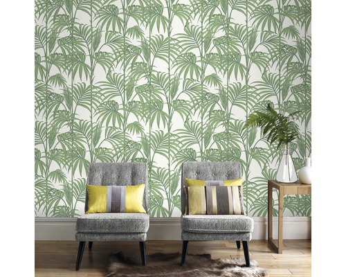 Kamerdecoratie met palmboom behang, stoelen en bijzettafel