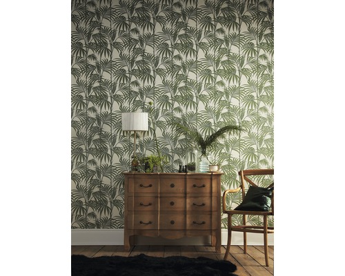 Scène met ladekast, stoel en wandbekleding met bladerpatroon