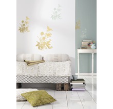 Decoratieve woonkamer met bloemenmuurstickers, palletbed en vintage radio op een tafel