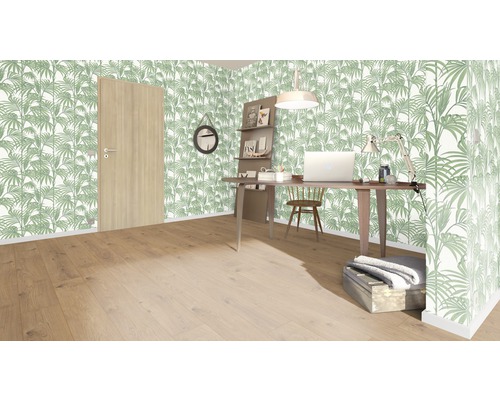 Lichte ruimte met houten vloer, deur, bureau en groen bladerbehang