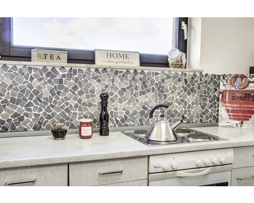 Keukenscène met mozaïektegels, fornuis en keukengerei