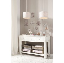 Interieurfoto van een kamer met een witte consoletafel, daarboven twee hanglampen en wanddecoraties