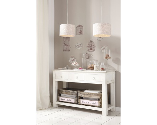 Interieurfoto van een kamer met een witte consoletafel, daarboven twee hanglampen en wanddecoraties