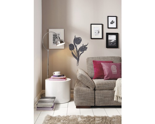 Woonkamer met bank, wanddecoratie, tafellamp en bijzettafel