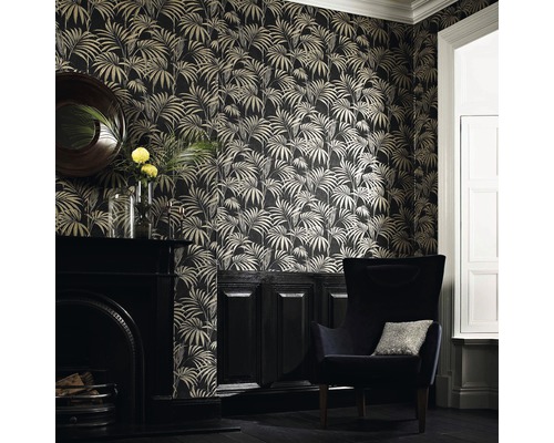 Woonkamer met behang met palmmotief, open haard en fauteuil