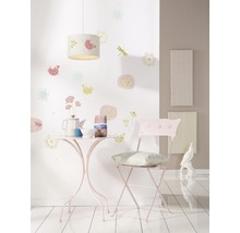 Kamer met tafel, stoel, lamp en wanddecoraties voor kinderen.