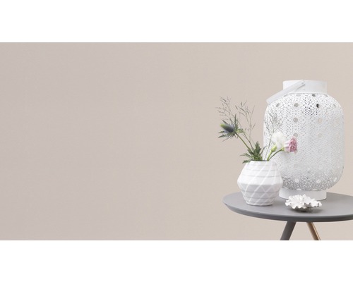 Decoratie met lantaarn en vaas op een tafel