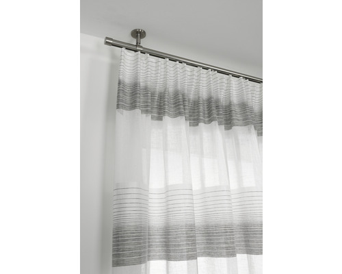 Gordijn met streepmotief aan een gordijnroede