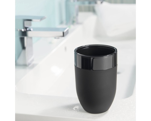 Zwarte tandenborstelbeker in de badkamer