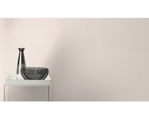 Decoratieve vaas en schaal op een bijzettafel