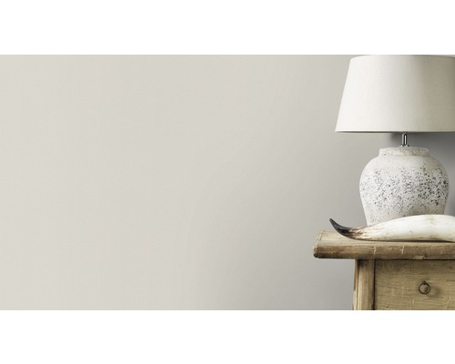 Wanddecoratie met lamp en decoratie op een bijzettafel