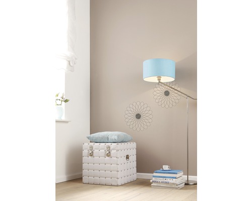 Lichte kamer met witte kist, kussen, staande lamp en decoratie