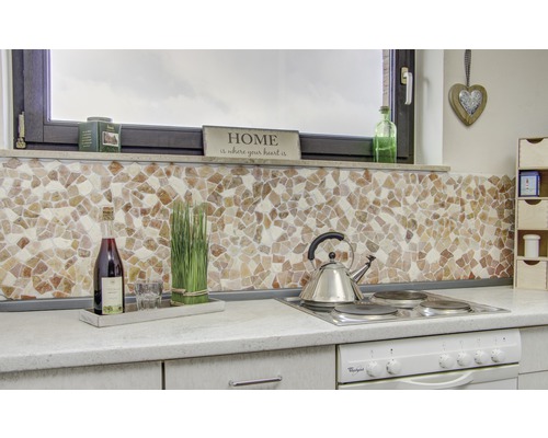 Keukenscène met mozaïektegels, kookplaat en decoraties.