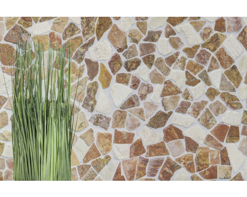 Wanddecoratie met natuursteenmozaïek en decoratief gras